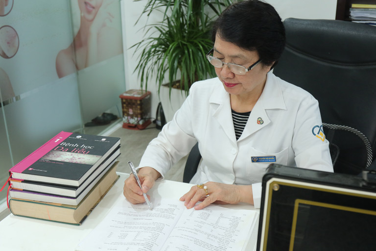 Bác sĩ Nguyễn Thị Nhuần đứng đầu hoạt động nâng cao chuyên môn cho các cán bộ, nhân viên