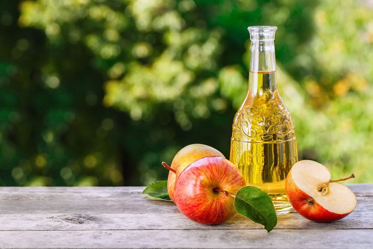 Giấm táo là nguyên liệu có khả năng điều trị các nốt mụn viêm hiệu quả