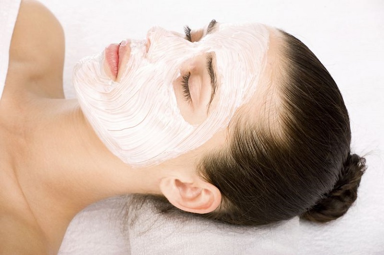 Đắp mặt nạ bằng các nguyên liệu tự nhiên giúp làn da nhanh phục hồi