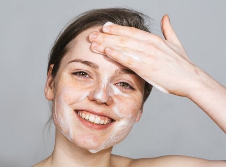 Việc làm sạch da giúp giảm nguy cơ viêm nhiễm