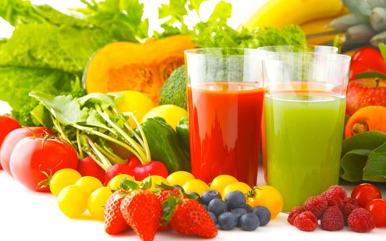 Ăn nhiều rau xanh và trái cây tươi để cung cấp thêm nhiều vitamin và khoáng chất cho da